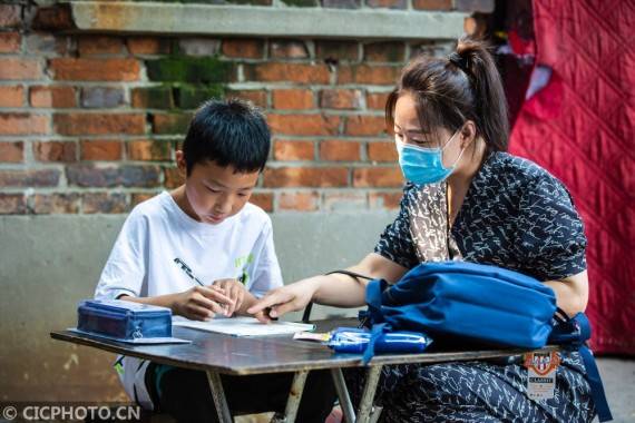 河北省邯郸市武安市,"暑期妈妈"在与结对的孩子视频通话