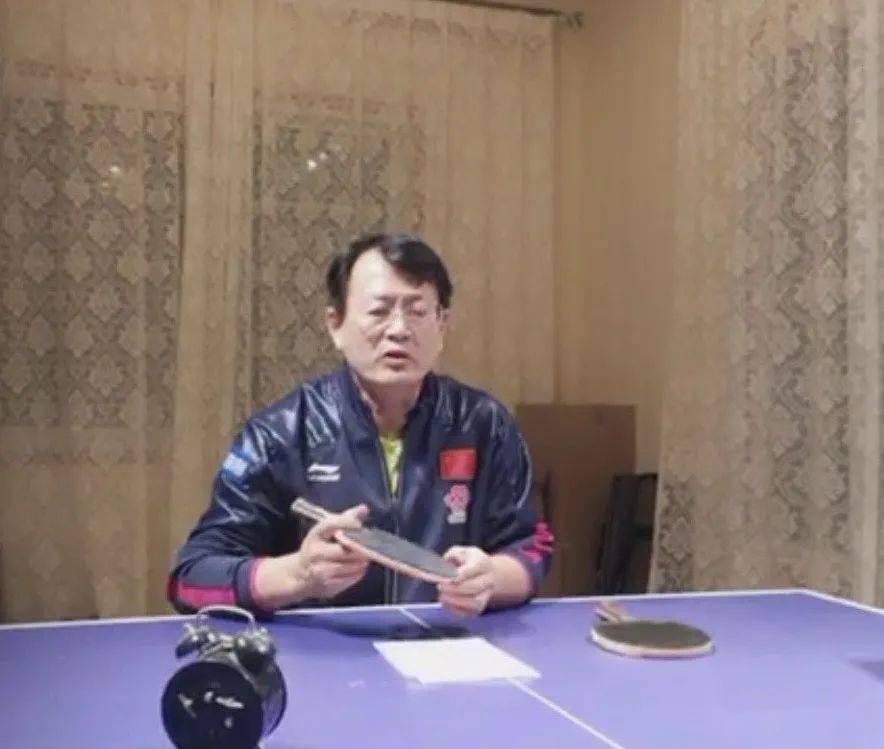 68岁国乒金牌教练近况,为陪冯天薇日本训练,吃了5个月