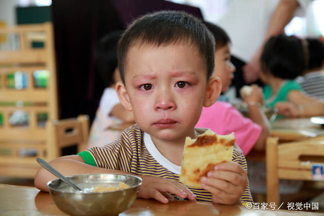 家长|宝宝上幼儿园又哭又闹不愿意去，家长焦头烂额，四招应对能帮大忙