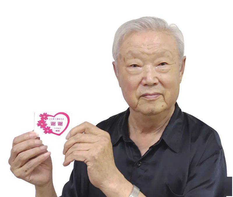 刘克功展示他制作的爱心让座卡