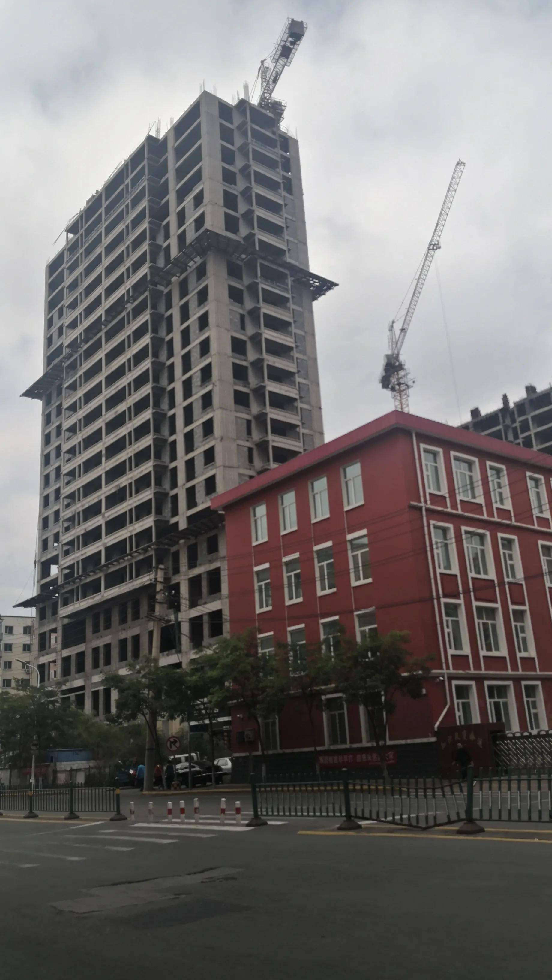 哈尔滨市道外南十四道街与仁里街交口附近有一处烂尾楼,这处烂尾楼由