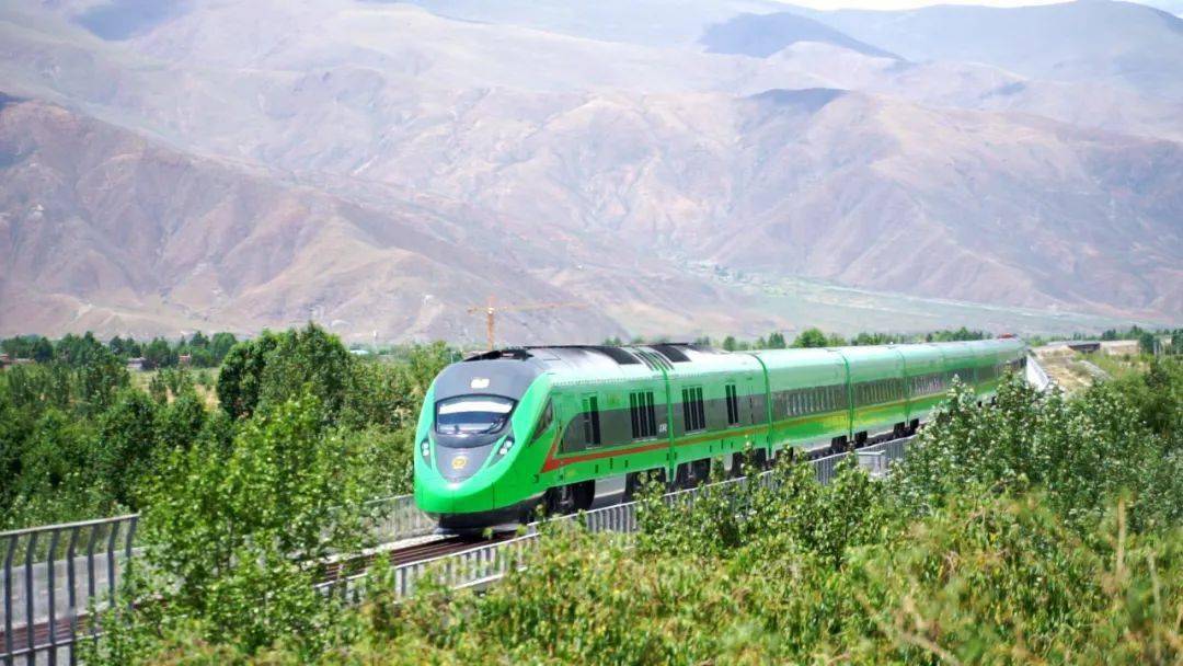 备受瞩目的"复兴号"高原双源动车组,是由中国国家铁路集团牵头,中国