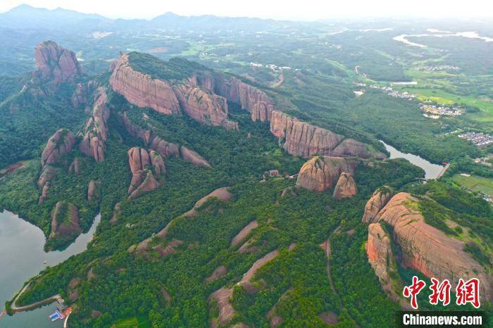 图为8月13日,航拍下的江西弋阳龟峰景区的山水风光 刘占昆 摄