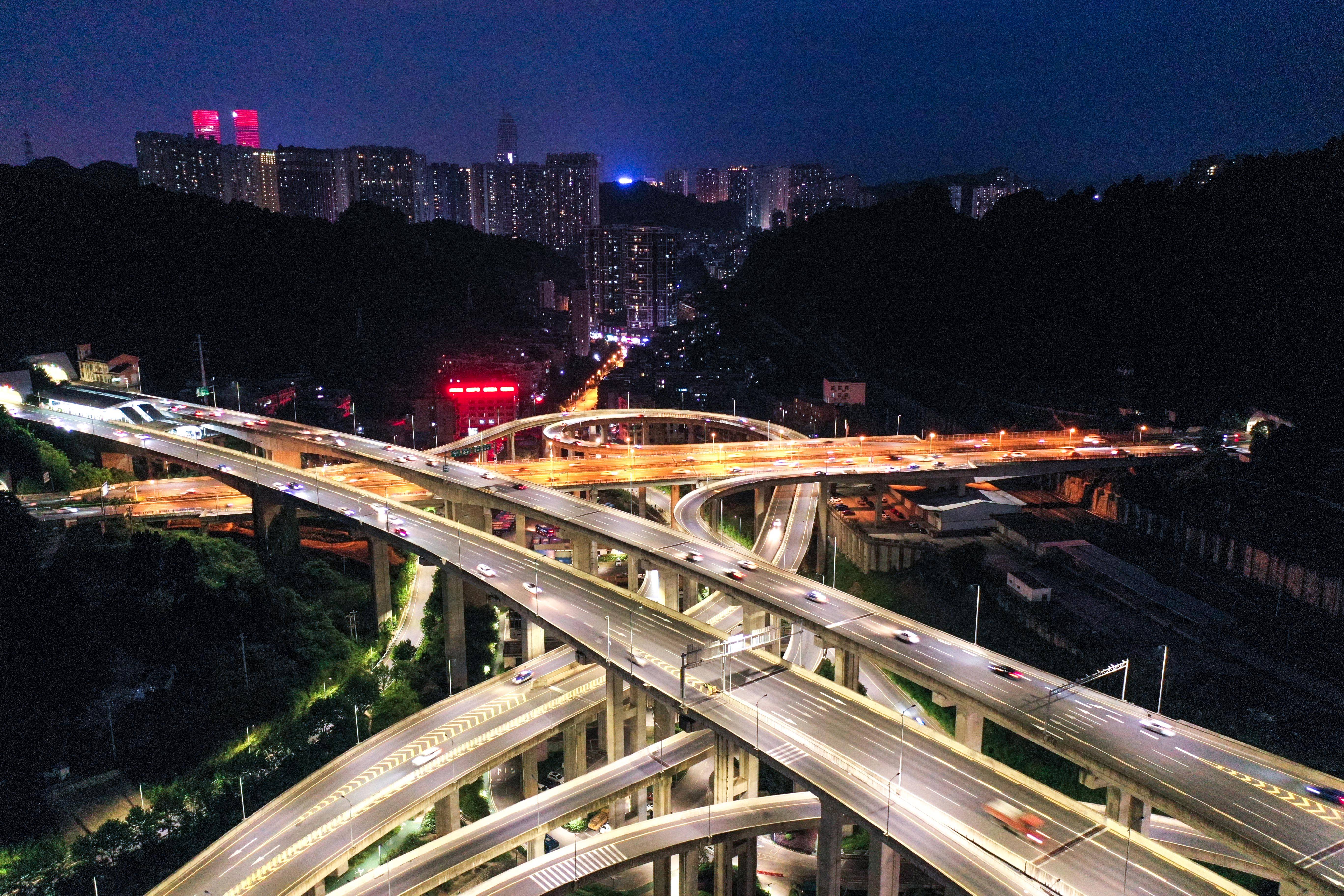 这是贵州省贵阳市黔春立交桥夜景(2021年7月21日摄,无人机照片).