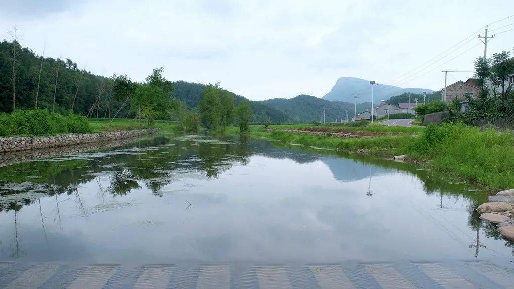 神石,尽管石头早已不知所踪,旧址也因为大水库的建成而沉睡于深水之下