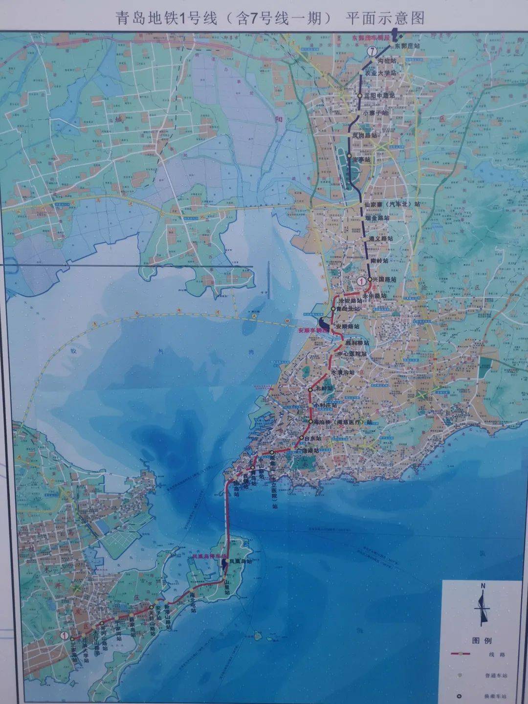 青岛地铁1号线全长约60公里,共设车站41座,连接西海岸,市南,市北,李沧