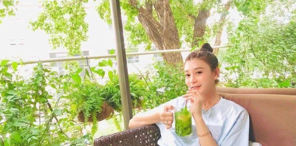 身材|曹云金前妻32岁唐菀在家真放得开,穿健美裤健身,马蜂腰太惊艳