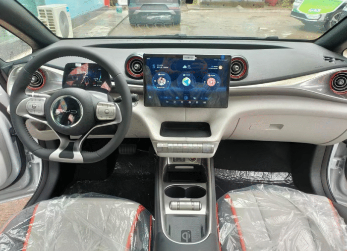 比亚迪海豚到店实拍,轴距2700mm,续航超400km,预售价9