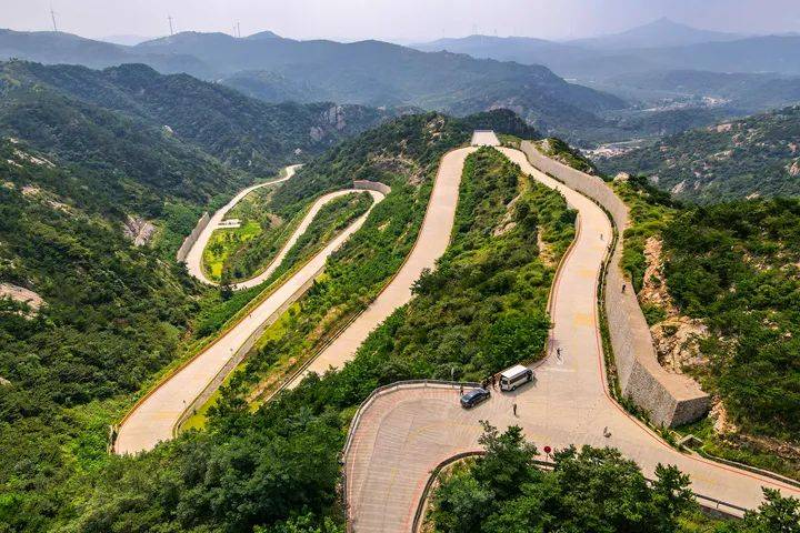 西部环山路是我市重要的绿色生态旅游景观大通道,也是我市千里山海