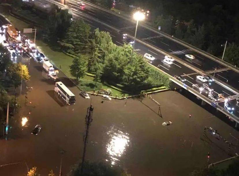 北京暴雨,2人驾车涉水被困,不幸遇难!现场探访:水痕最