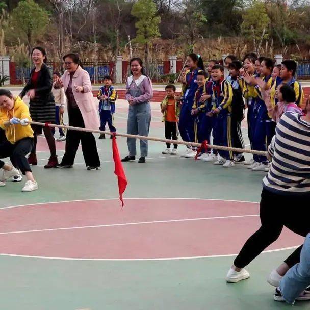 学校荣誉五华县黄狮小学创办两年来,在上级主管部门的关心和支持下