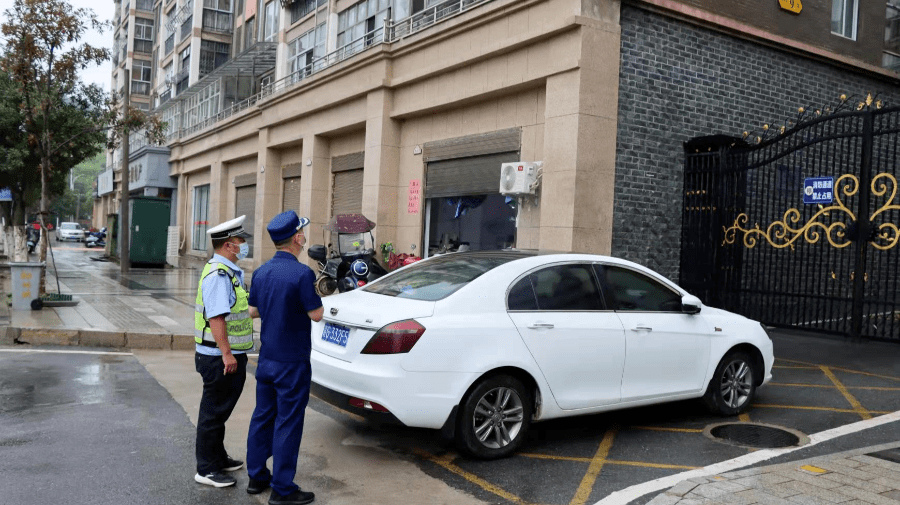 都昌交警积极开展占用堵塞消防通道专项整治行动