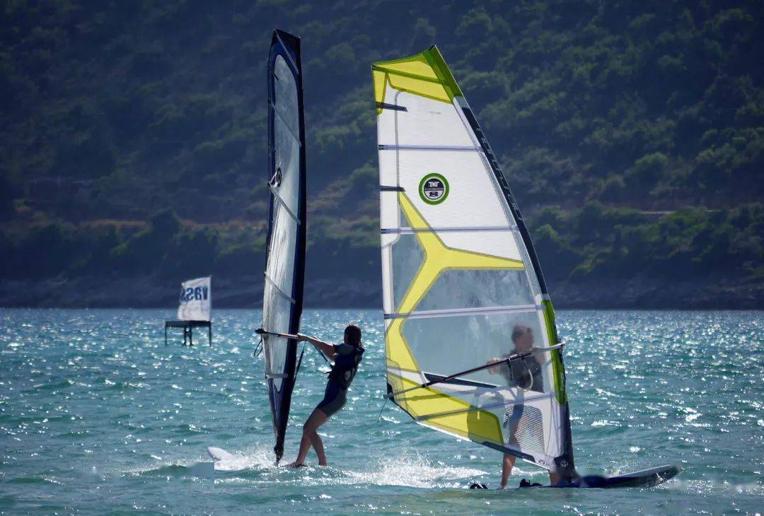 let"s try windsurfing|尝试风帆冲浪吧