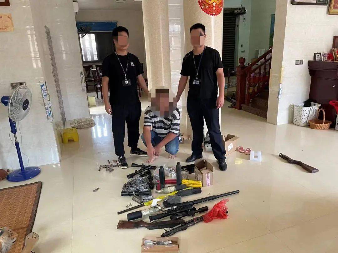 成功破获一起非法持有枪支弹药案件,现场缴获 高压气枪2把,发令枪3把