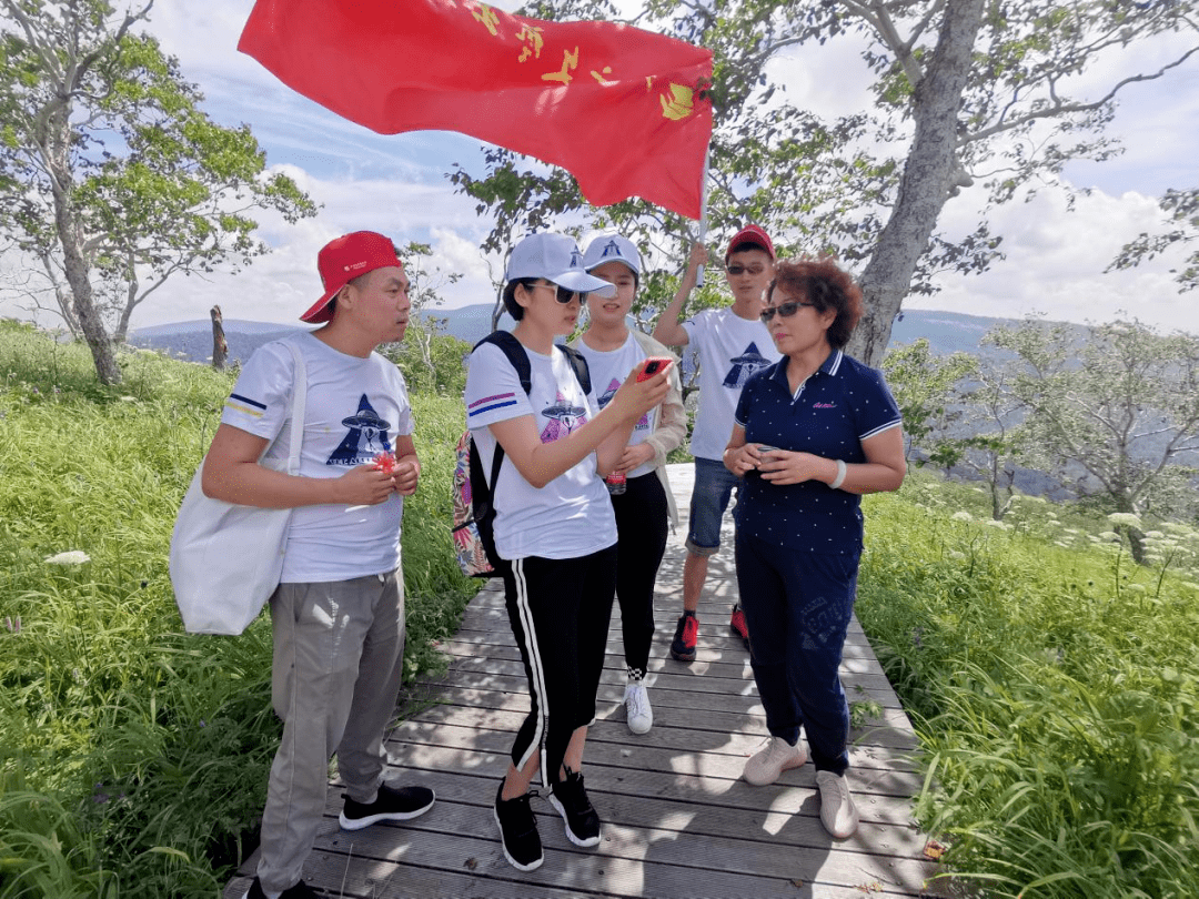 中间手举相机左文萍,右一为目击者吴姐