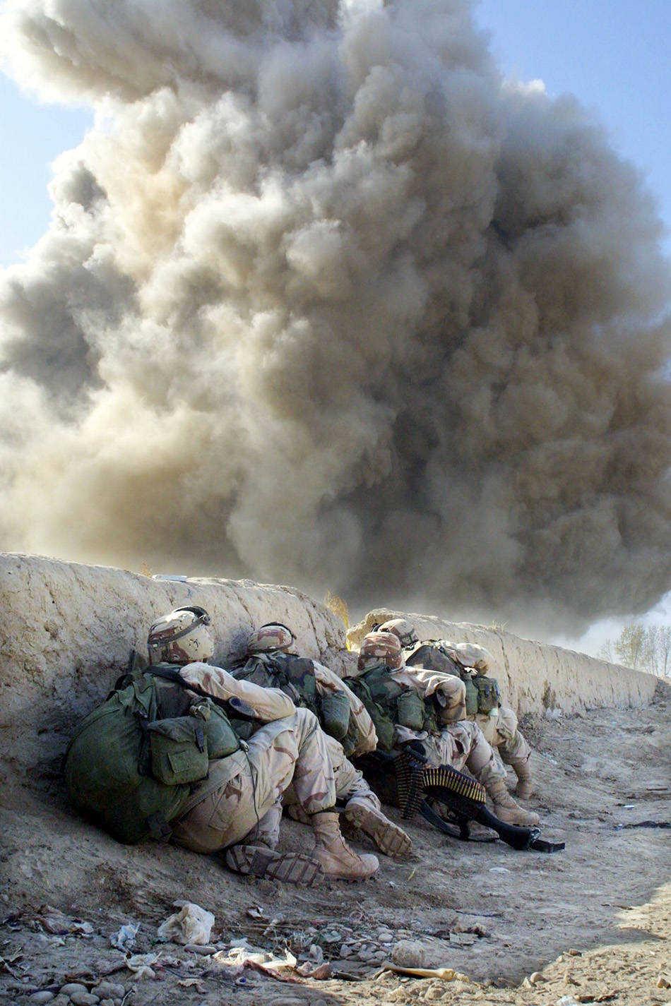 2001年11月26日,阿富汗马扎里沙里夫附近,美军士兵在与塔利班的战斗中