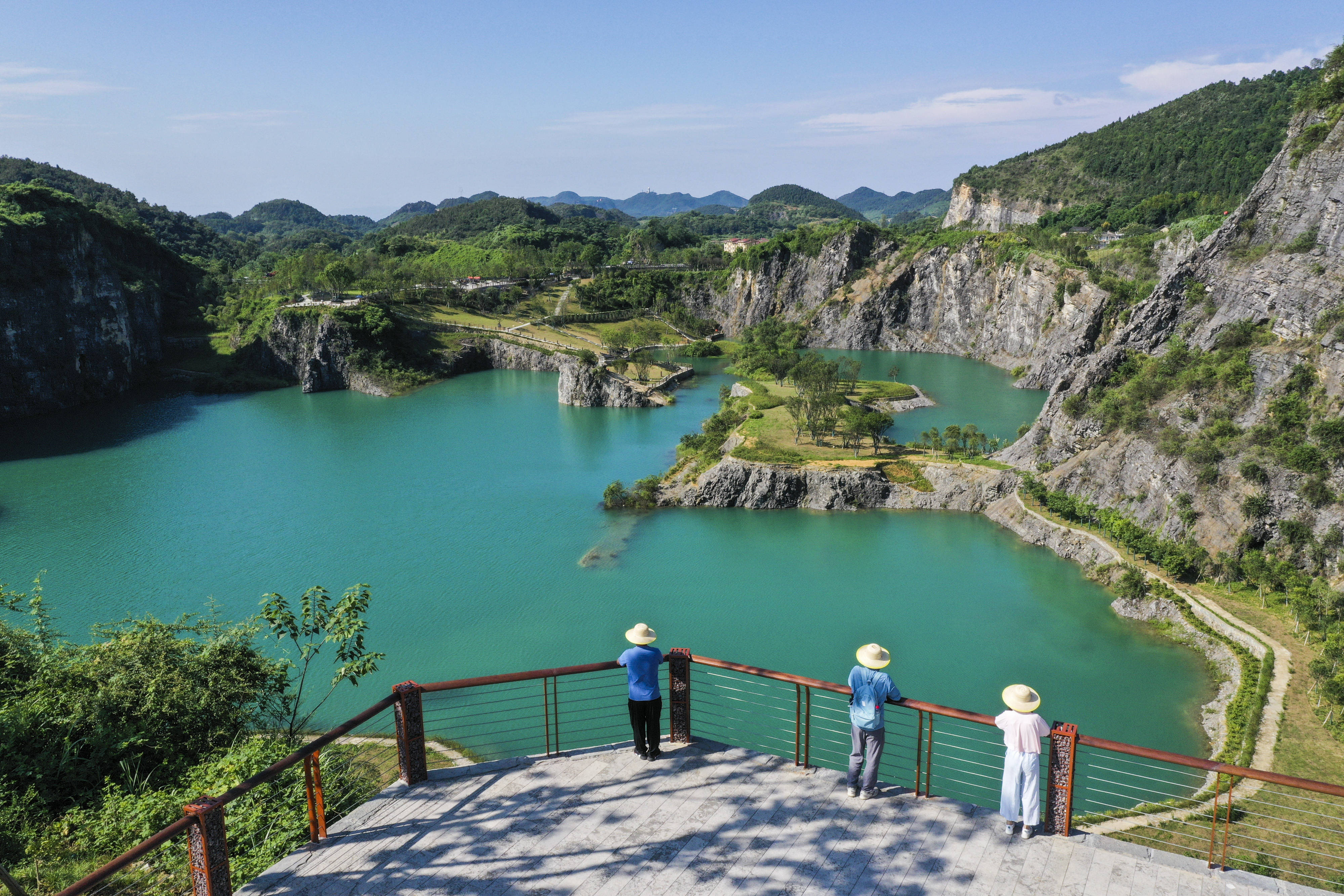 8月17日,游客在重庆铜锣山矿山公园游览(无人机照片).