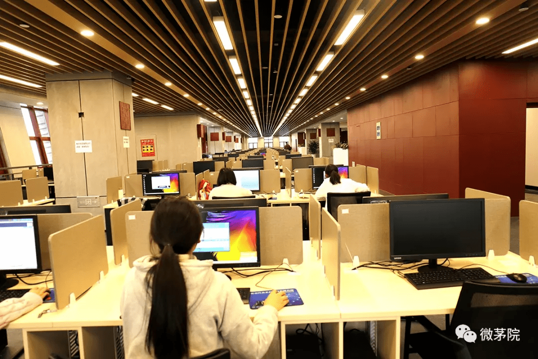 茅台学院图书馆拍了拍你