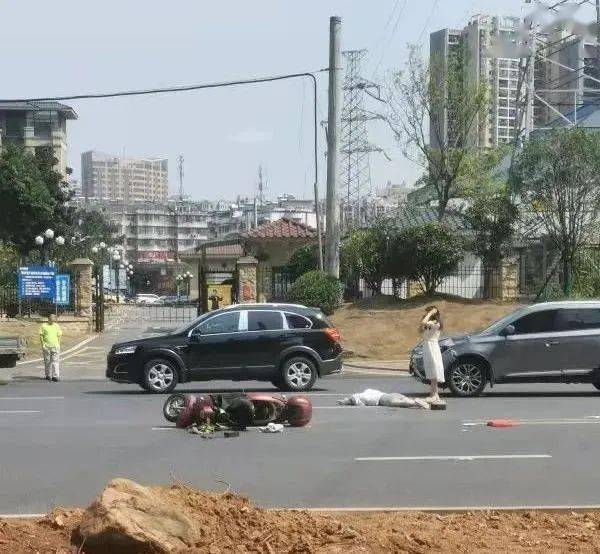 今日上午9点多左右,鄂州鄂东大道十字路口路段发生严重车祸,一辆白色