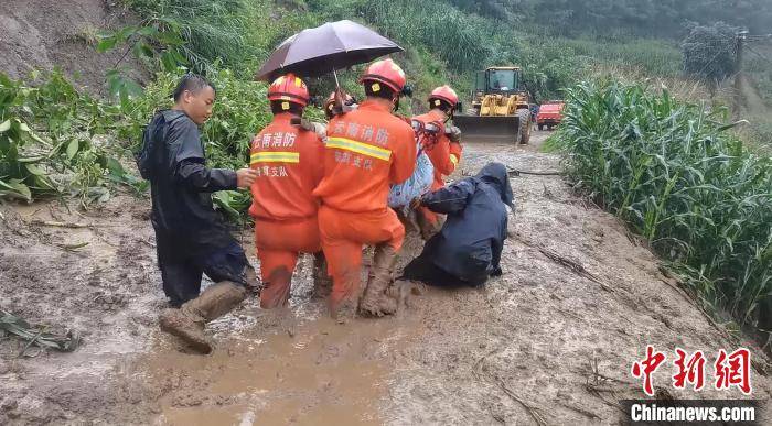 云南镇沅:暴雨引发泥石流 消防紧急转移被困人员_救援