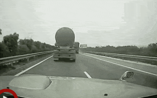 尤其是在高速路上,急刹车反而更难控制车辆行驶方向.