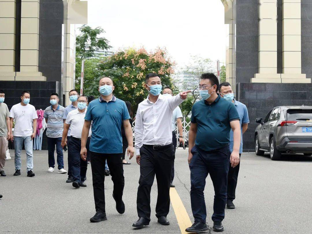 市教体局局长王永昭来南山中学检查督导开学工作