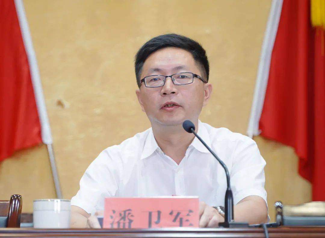 闭幕式上,镇人大主席潘卫军号召全镇人大代表要始终维护核心,把牢方向