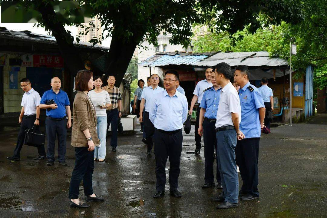 罗成调研綦江火车站会前,与会人员还前往火车站片区调研,实地查看