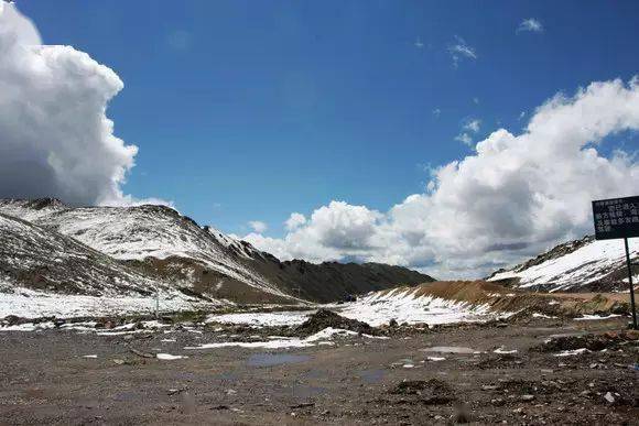 9,业拉山垭口:海拔4618米又名怒江山,这儿有著名的九十九道拐,这些拐