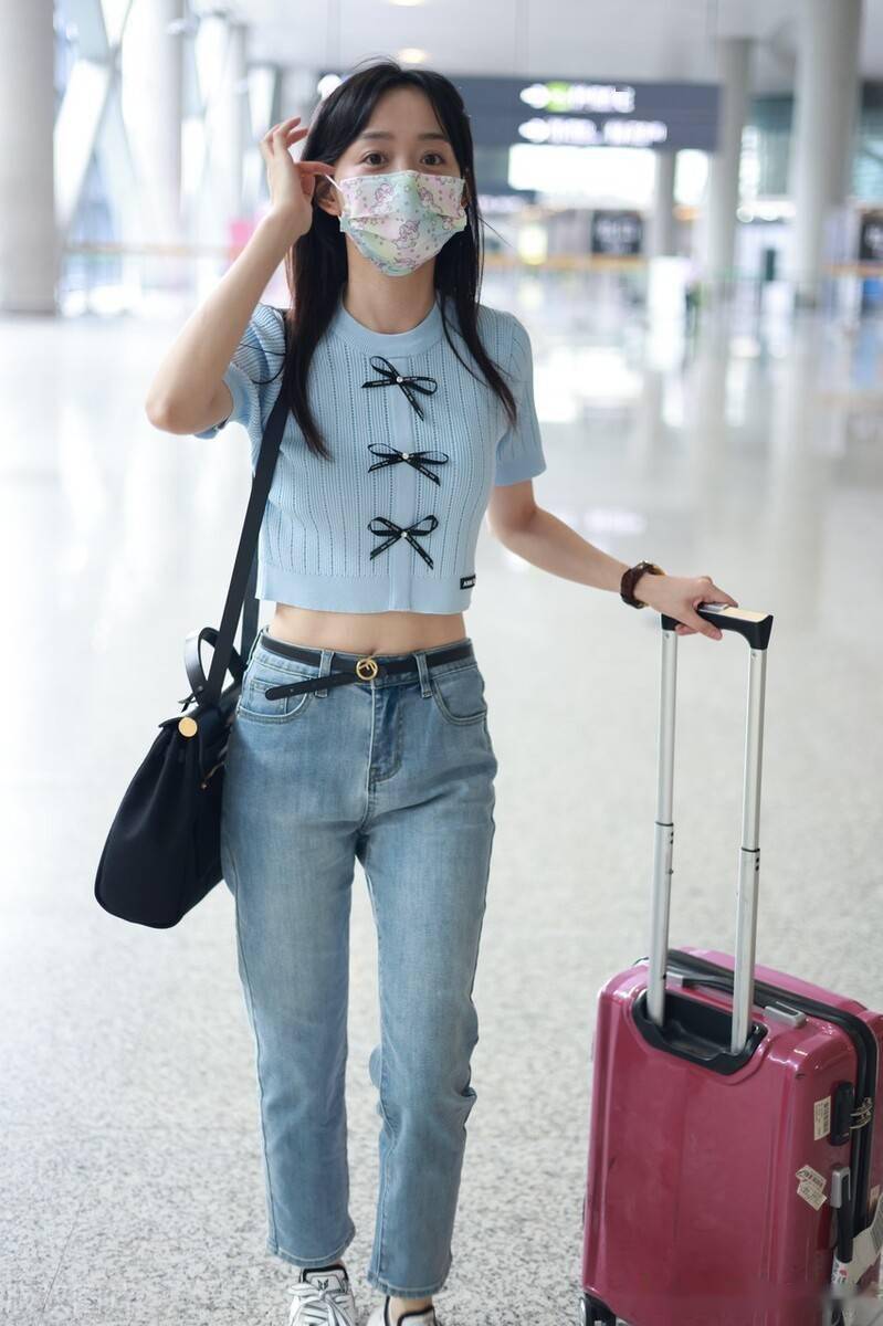 街拍:何泓姗身着露脐上衣秀出小蛮腰,蝴蝶结造型吸睛加分