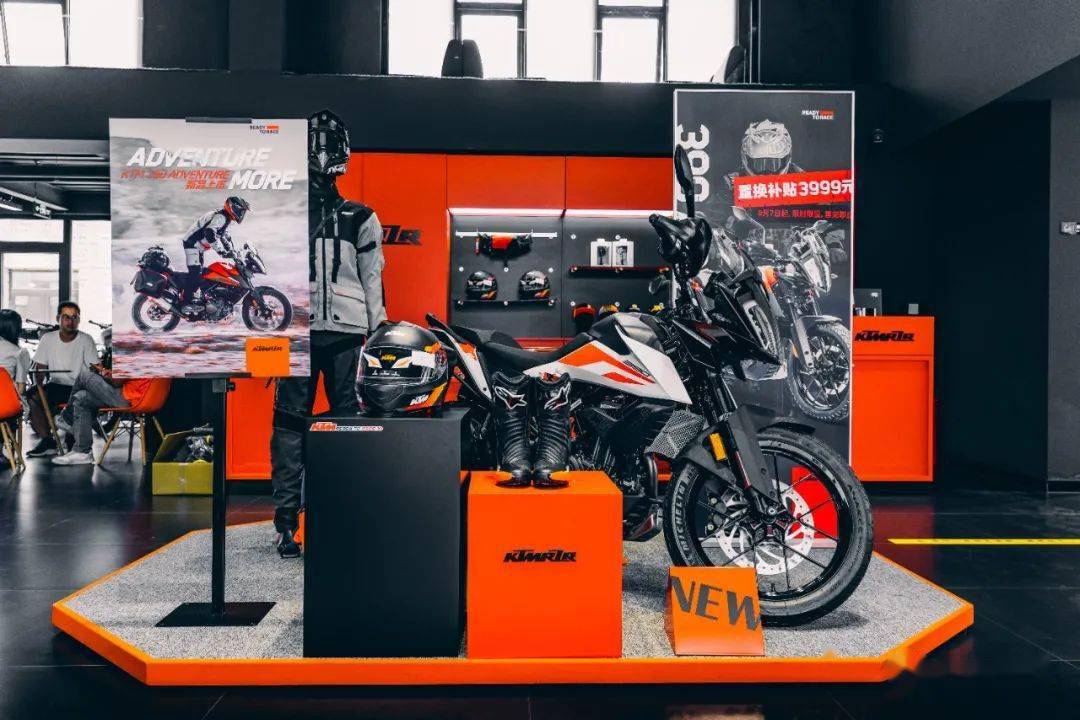 橙色包裹一抹蓝,打卡北京ktm&胡斯瓦纳双品牌形象店丨