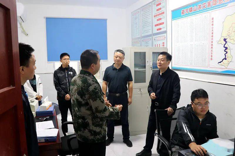 (来源:安康人大) 8月29日,市人大常委会主任邹顺生深入岚皋县蔺河