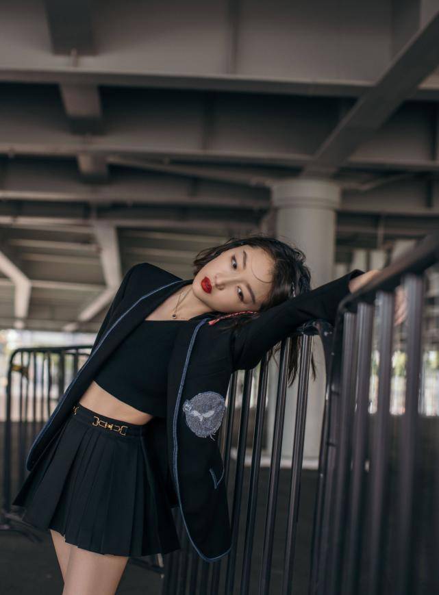 周冬雨|周冬雨才是小个子穿搭模范,斜肩小背心配百褶裙,双腿修长性感