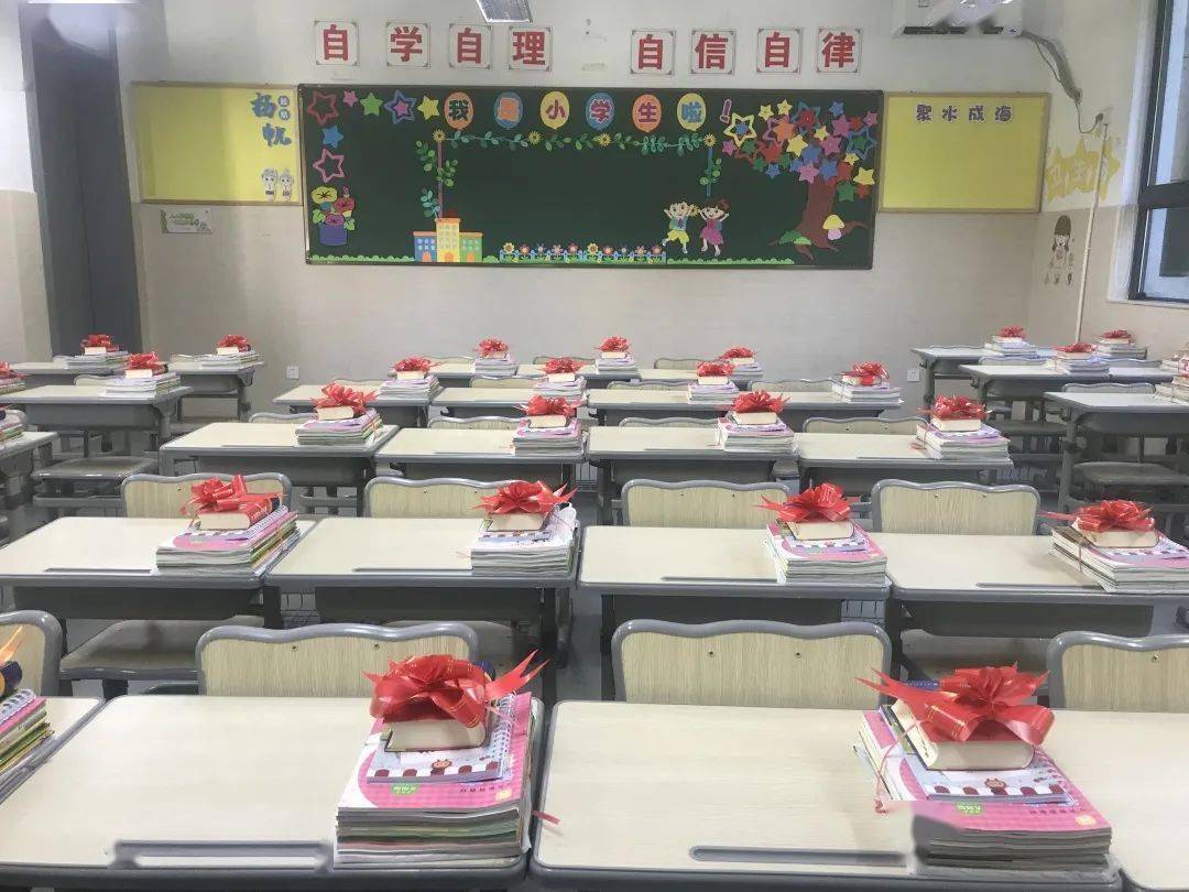 为了迎接孩子们的到来,一年级老师们精心布置教室,充满着浓浓新意