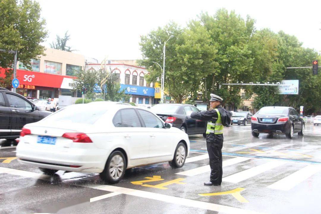 暴雨来袭莱阳交警雨中执勤护平安