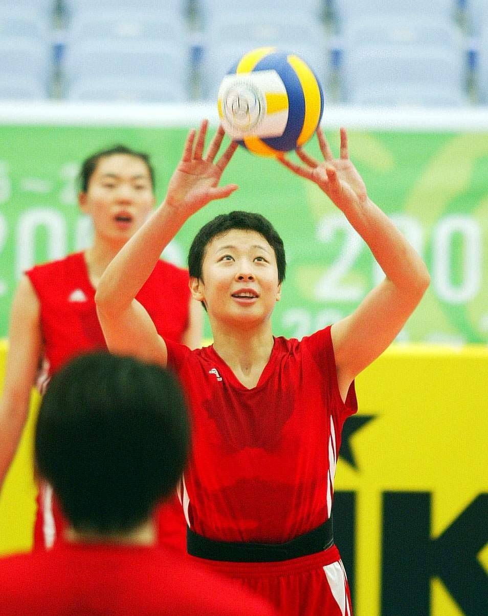2005年6月23日,中国女排队员冯坤(右,张萍(后)在进行战术训练.