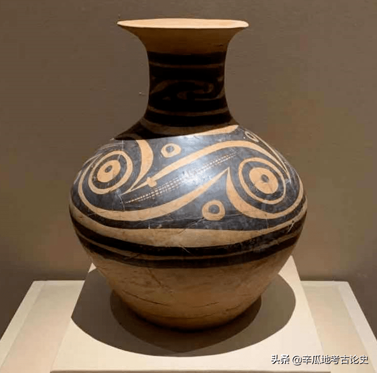 仰韶晚期 弧线圆圈纹罐仰韶文化晚期彩陶数量大幅下降,但是图案繁多