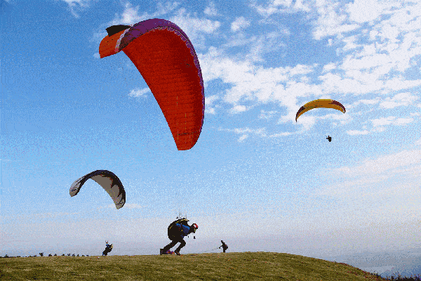 和趣味性,不受季节限制 作为全市第一个  发展了当涂滑翔伞飞行运动