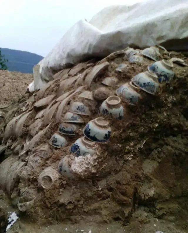 重庆发现一清朝古墓:墓室全部用青花瓷砌成,专家估值上亿