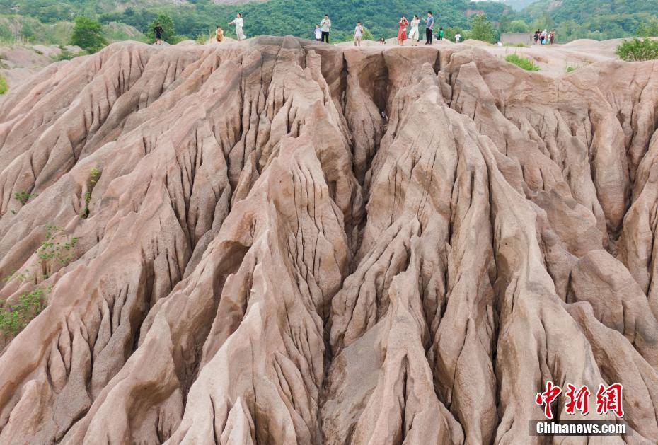 南京郊外一废弃采石场酷似"雅丹地貌 俯瞰如大地"指纹"