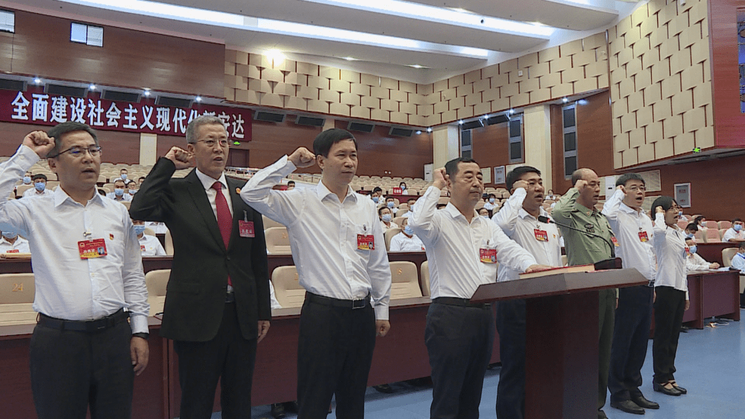 陈立军为冯玉兵,田鹏飞,任宝明,吴继梅,胡忠学,段勇,高朋,孙宏辉颁发