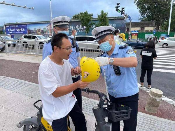 严查您的安全头盔戴紧了吗丨向交通陋习说不