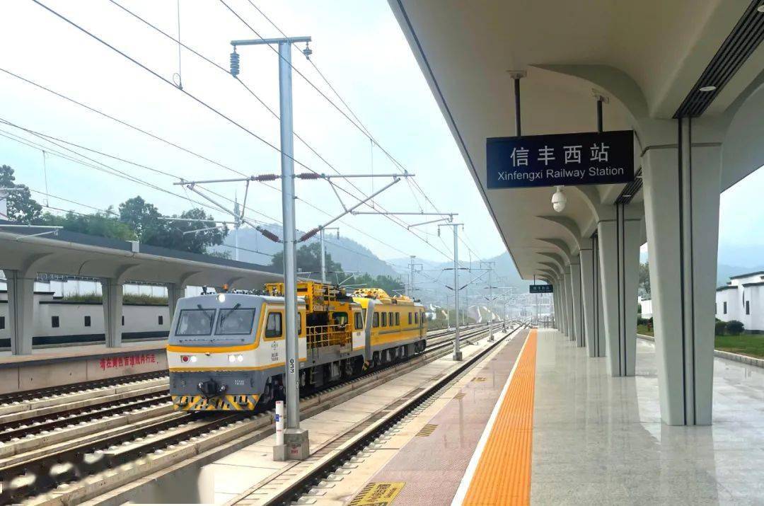 (图为联调联试确认列车赣深高铁驶过信丰西站.彭昱丞 摄)