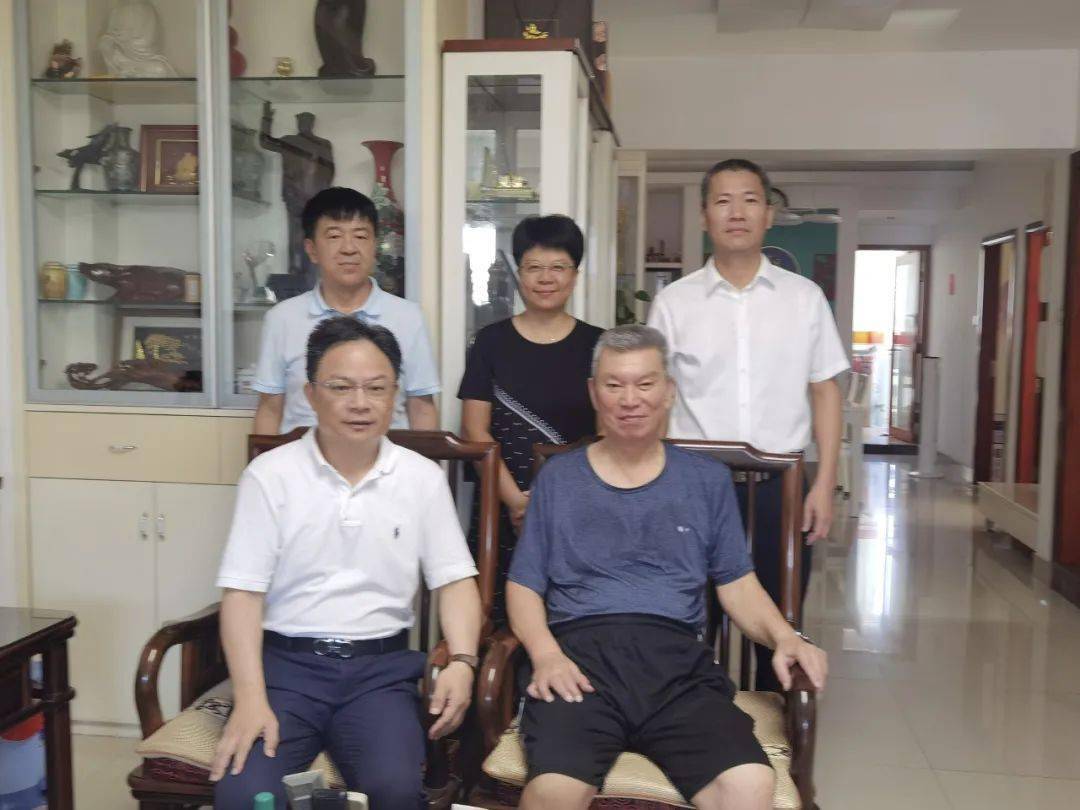相逢感恩季 情暖教师节——泉州五中校领导走访慰问部分老领导老教师