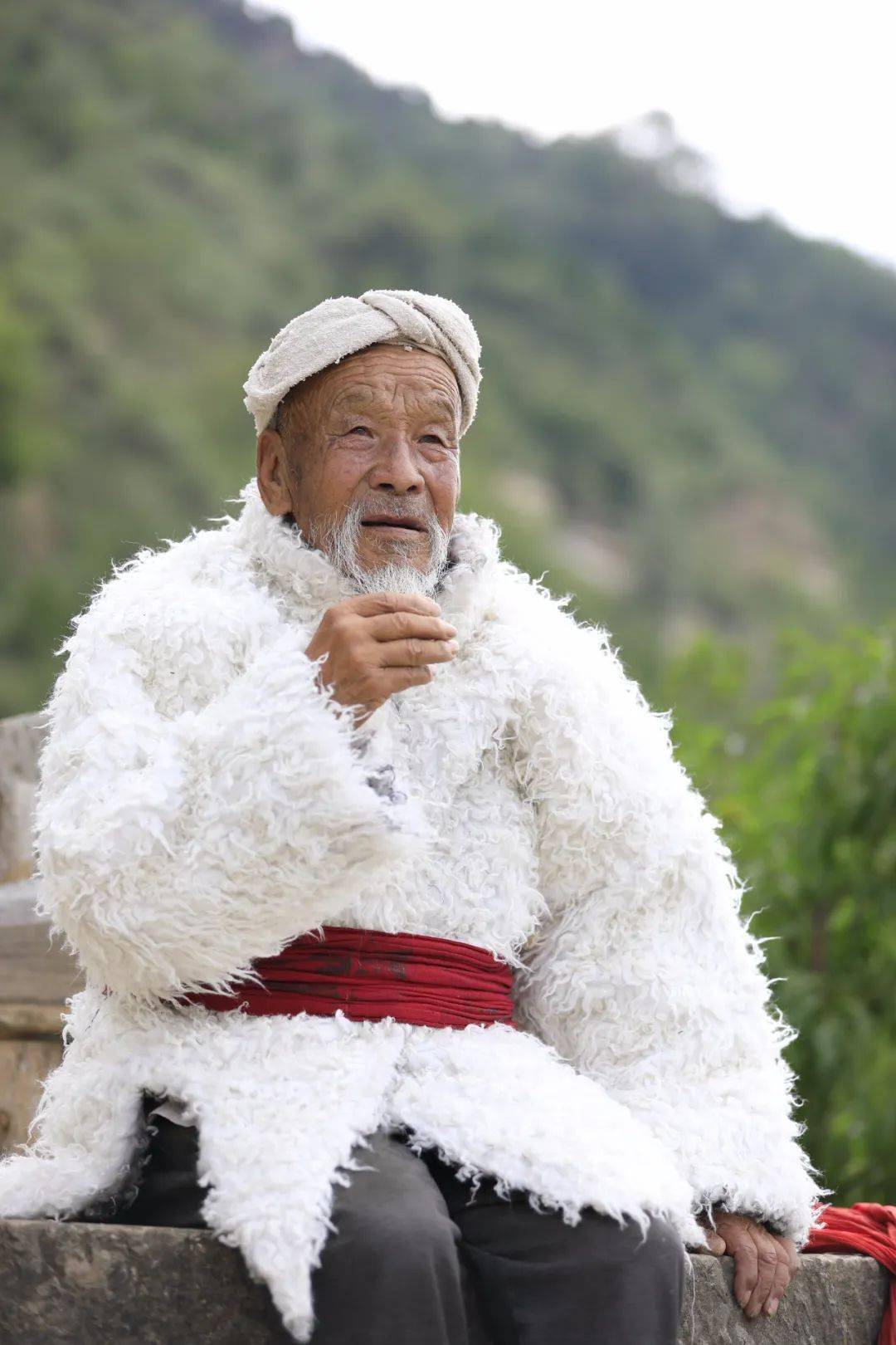 陕北人喜用羊皮,羊毛等做衣着服饰.