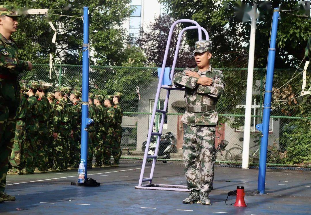教官专访是教官也是教师今天向大家道一声节日快乐