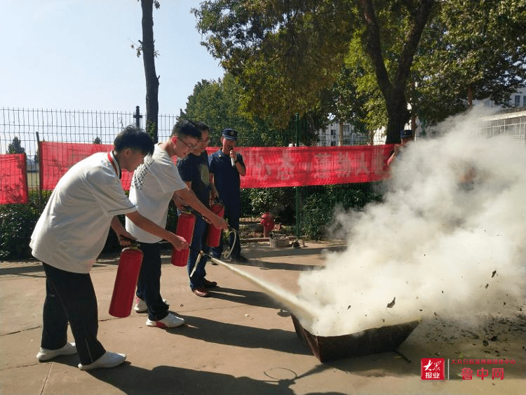 在疏散演练过程中,学生们用手轻捂口鼻,低头弯腰,快步下楼,按照疏散