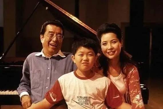 这是一张李双江,与前妻丁英六十年代的旧照.