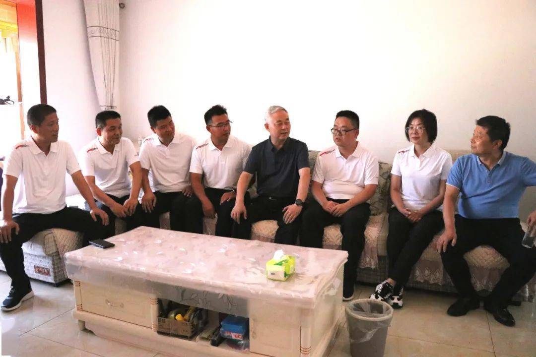 9月10日, 陕钢集团党委书记,董事长,总经理杨海峰在商洛站传递完第