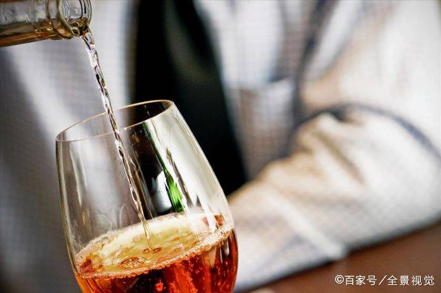 喝酒者|喝酒者，出現4個跡象，肝臟已受損，盡早戒酒，不要拿生命開玩笑